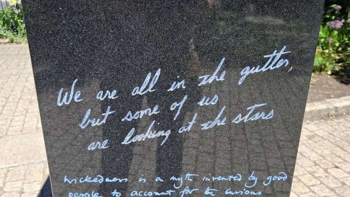 Am „Oscar-Wilde-Denkmal“ im Merion Square Park