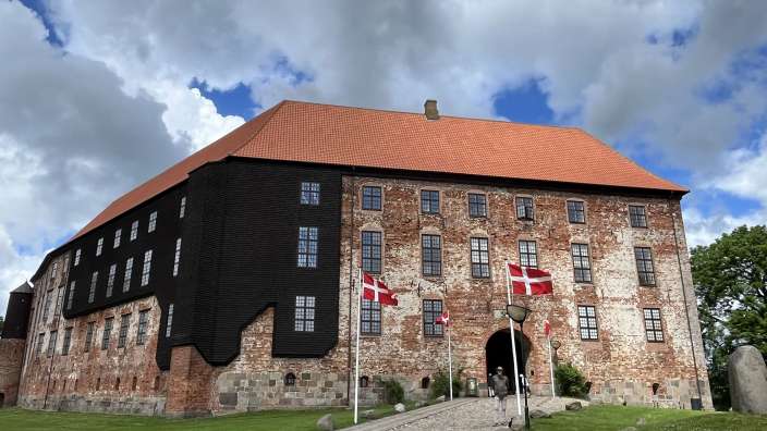 Koldinghus von außen; das Ausgebesserte in dunklem Holz