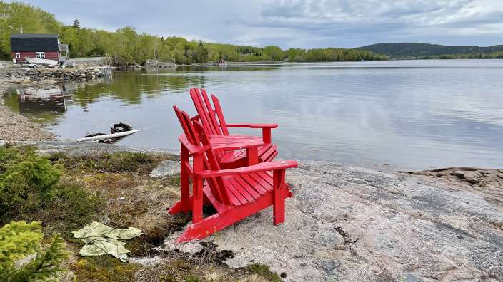 Adirondack Chairs an jeder Ecke, meist mit tollem Ausblick 