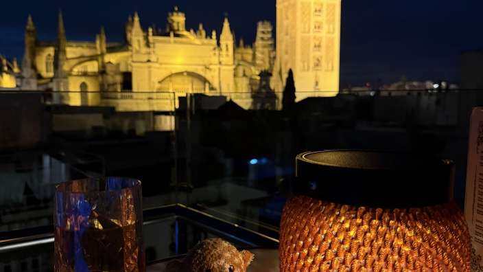 nachts auf der Dachterrasse in Sevilla