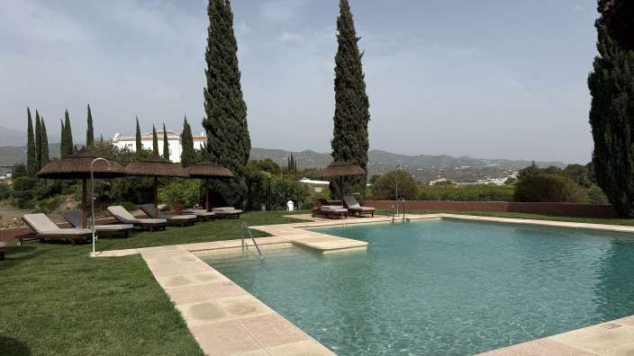 ganz alleine am Pool im Landgut