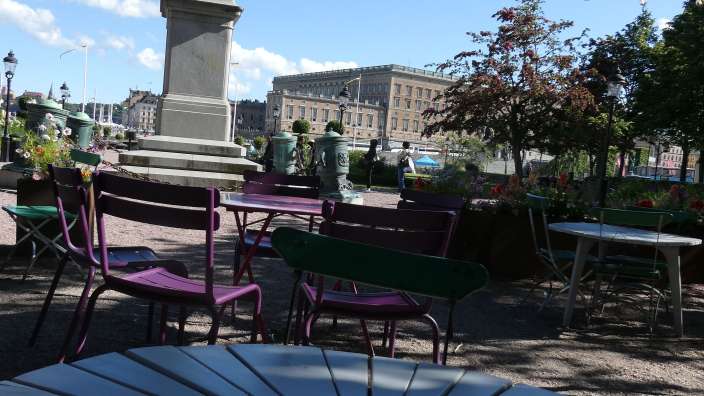 Kaffee und Zimtschnecke mit Schlossblick in Stockholm