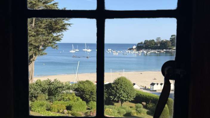 Manoir über der Bucht von Véchen