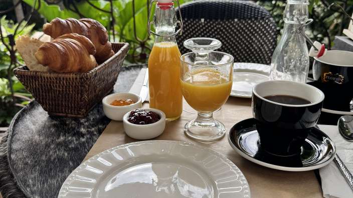 Frühstück im idyllischen Klostergarten in Honfleur
