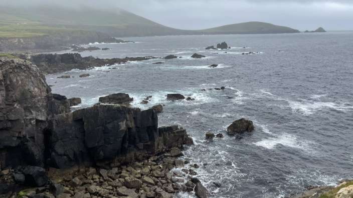 Eine typische Küstenlandschaft auf der Halbinsel Dingle