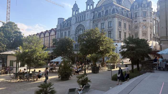 "Zomerbar" vor dem Bahnhof in Antwerpen