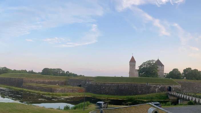 Blick von unserer Terrasse auf die Arensburg
