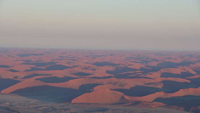 Sossusvlei im Morgenlicht aus dem Ballon