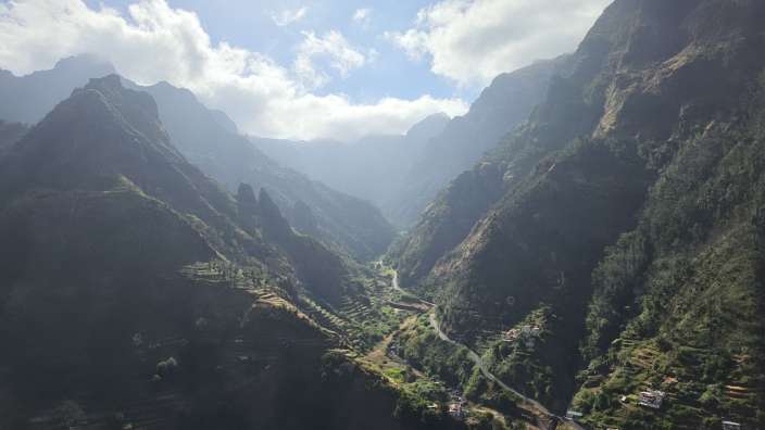 Gewaltige Berge und Täler