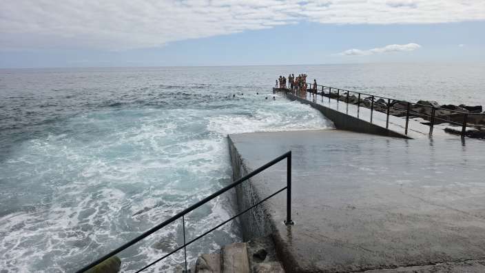 Völlig normal, baden bei hohen Wellen