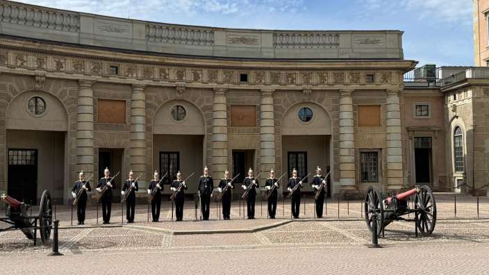 Wachablöse am Königspalast